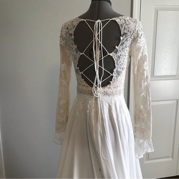 Open back, A-line  with flared cuffs and plunging neckline. - Picture 4 of 16